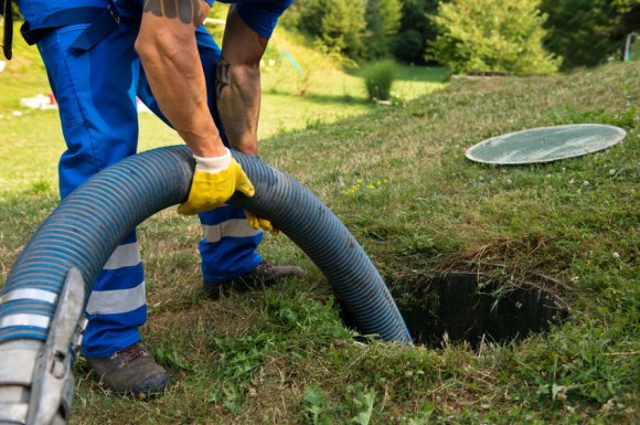 Dépannage en urgence de canalisation extérieures par entreprise d'assainissement à Versailles